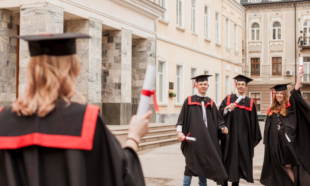 Niepowtarzalna tradycja 661. roku akademickiego Uniwersytetu Jagiellońskiego: Barwny przemarsz profesorów ulicami Krakowa